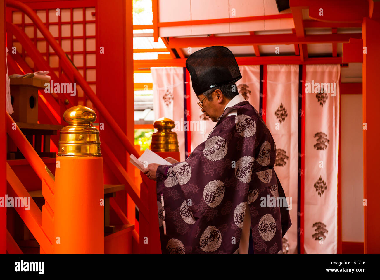 Mann, der betet, Fushimi Inari-Taisha Schrein, Kyoto, Japan Stockfoto