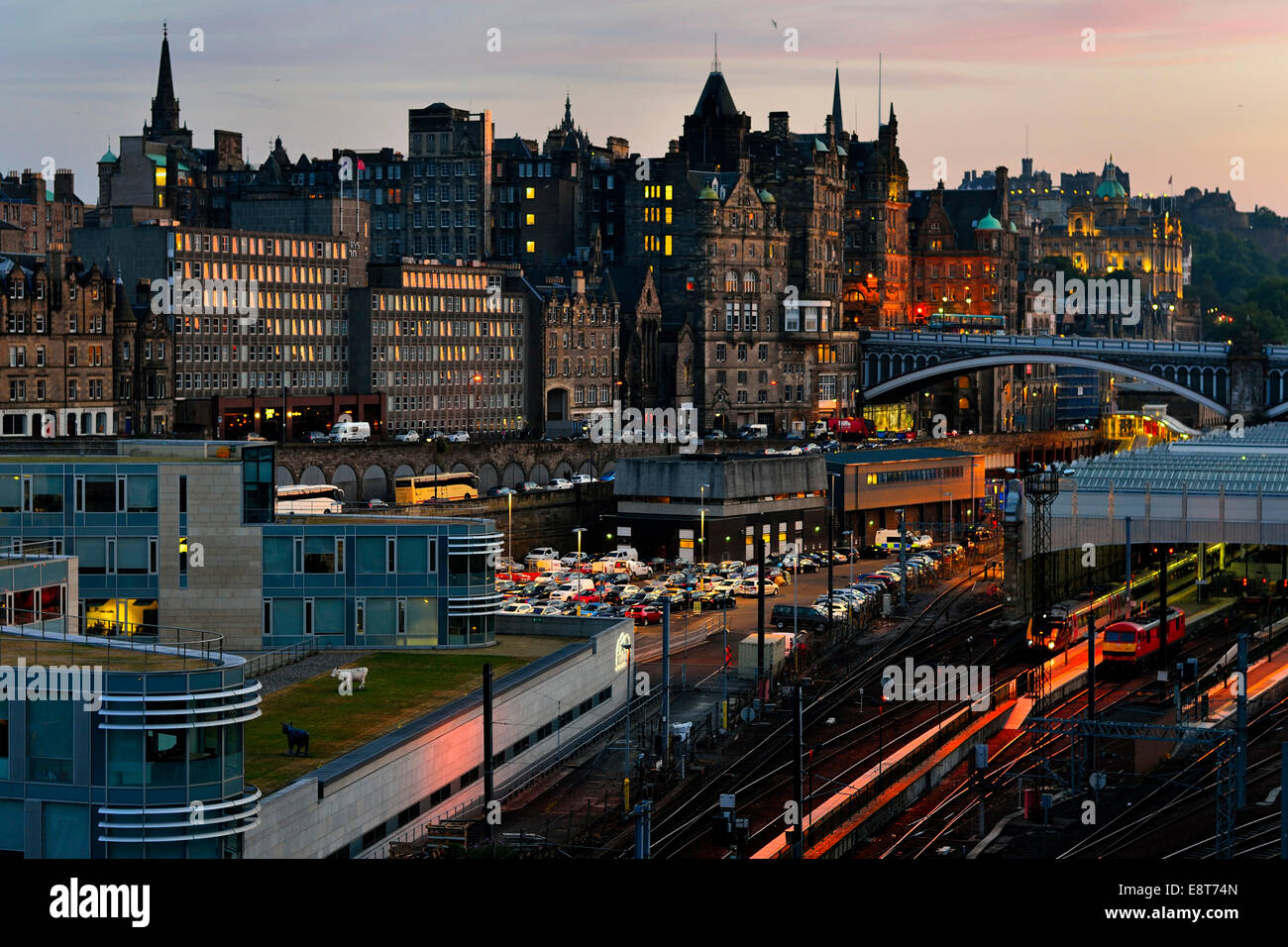 Blick über Bahnhof und Altstadt bei Dämmerung, Edinburgh, Schottland, Vereinigtes Königreich Stockfoto