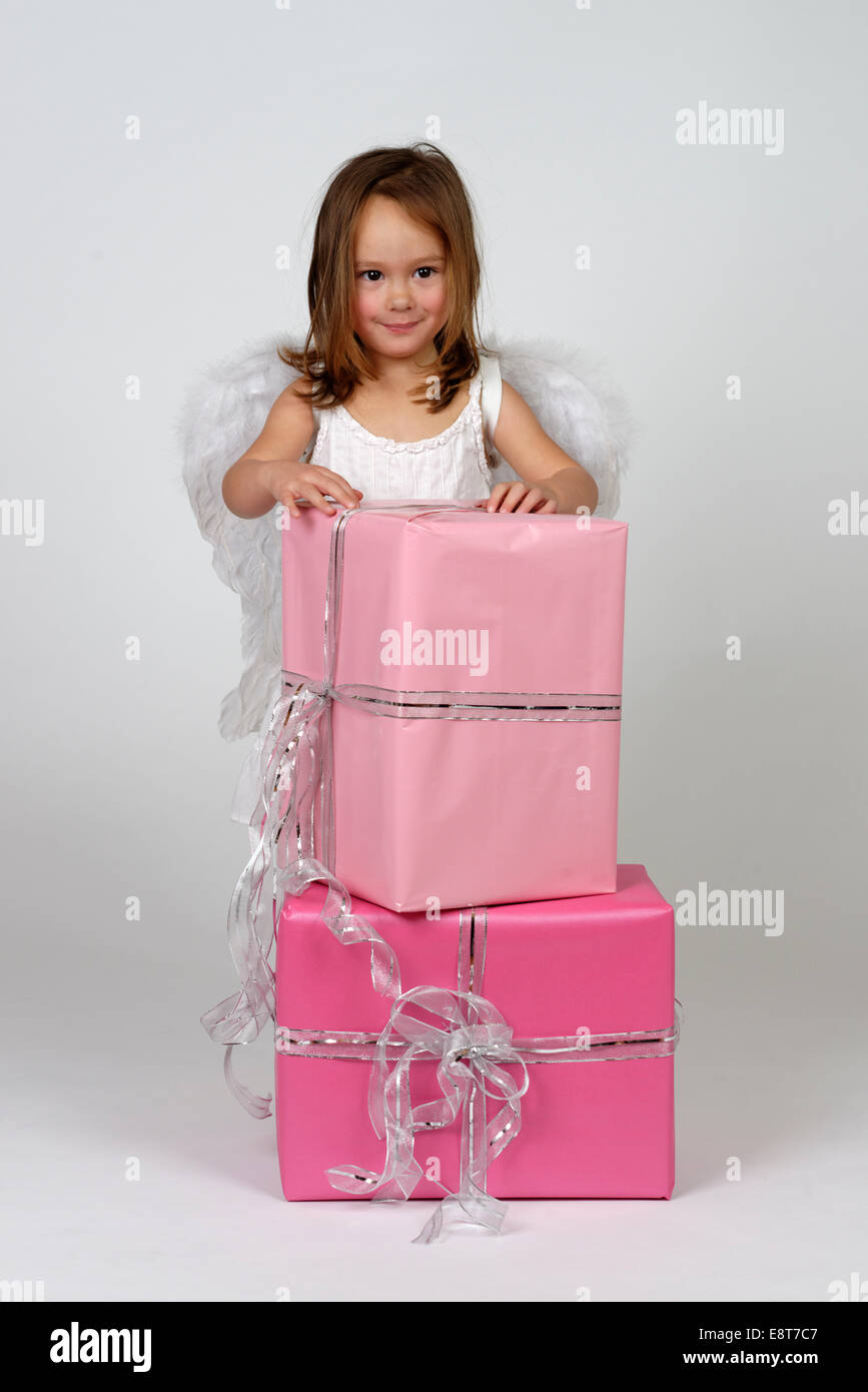 Mädchen als Engel mit Weihnachtsgeschenke Stockfoto