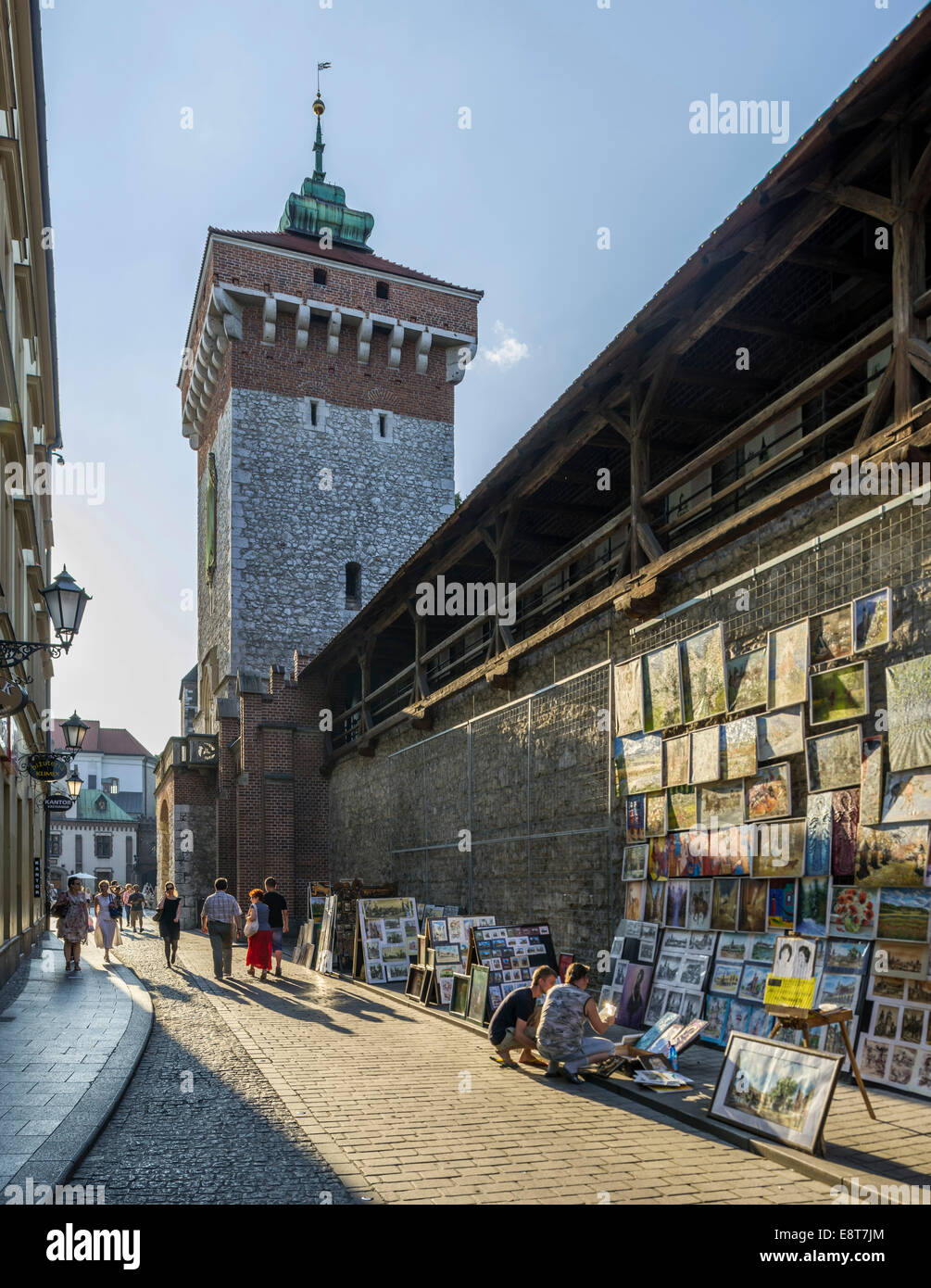 Künstler verkauft seine Gemälde an der alten Stadtmauer, St. Florian's Tor und Zinnen, Stare Miasto Altstadt, Kraków Stockfoto