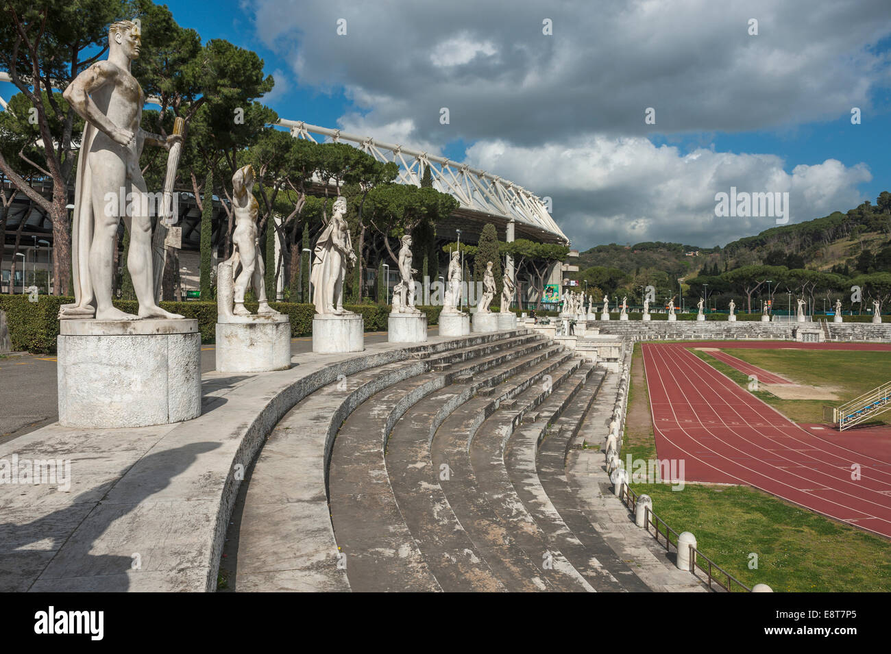 Marmor-Stadion, inspiriert von den antiken, monumentalen Statuen, Sportkomplex Foro Italico, 1928-1938, Rom, Lazio, Italien Stockfoto