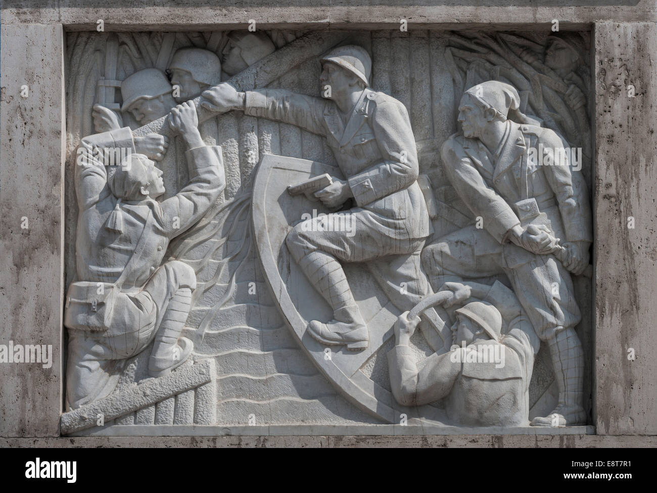 Relief mit Darstellungen von Krieg der Faschisten auf der Duca d ' Aosta-Brücke über den Tiber, 1939 bis 1942 Stockfoto