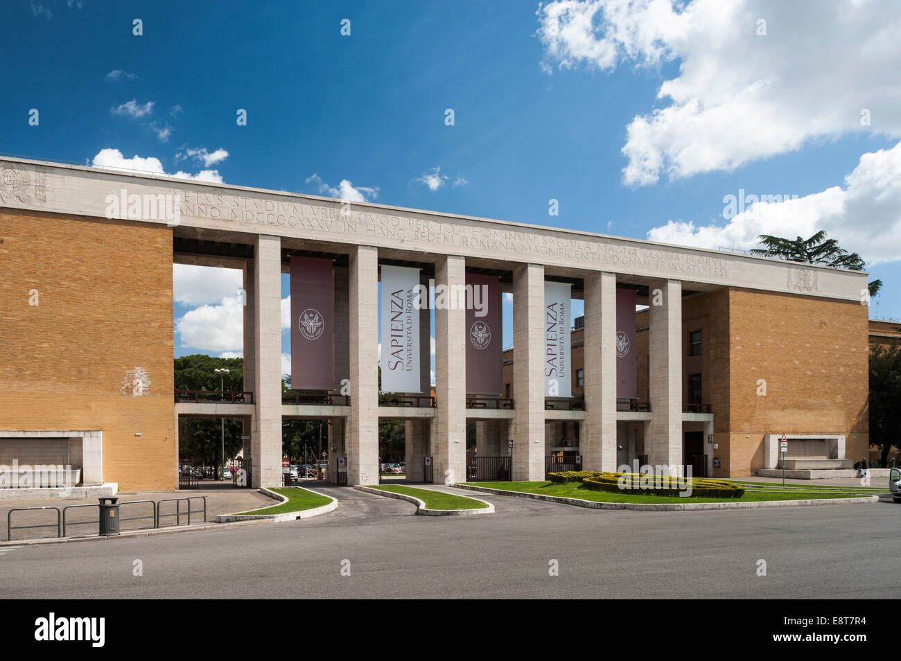 Hauptportal der Universität La Sapienza, Europas größte Universität, Faschismus unter Mussolini, italienischen Rationalismus, Rom Stockfoto