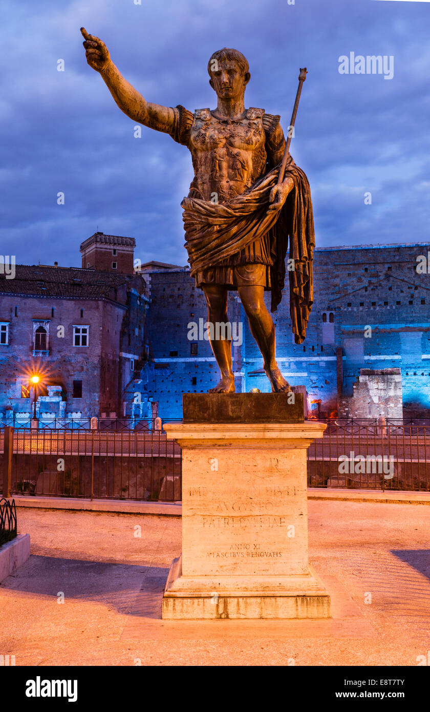 Statue des Augustus Caesar, Bronze-Statue auf der Via Dei Fori Imperiali vor Augustus Forum, Rom, Latium Stockfoto