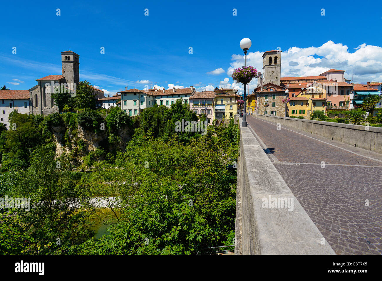 Italia Friaul VG Cividale Il Ponte del Diavolo Sul Fiume Natisone | Italien Friaul-Julisch Venetien Cividale Ponte del Diavolo oder Stockfoto