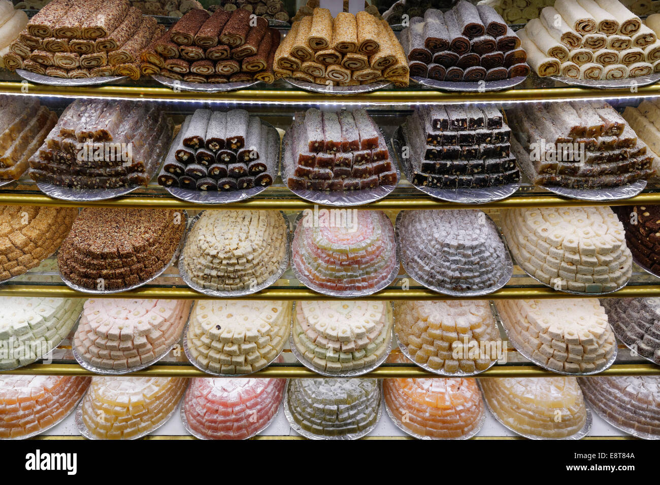 Turkish Delight oder Lokum und andere Süßigkeiten auf Display, Fethiye, Muğla Provinz, Ägäis, Türkei Stockfoto