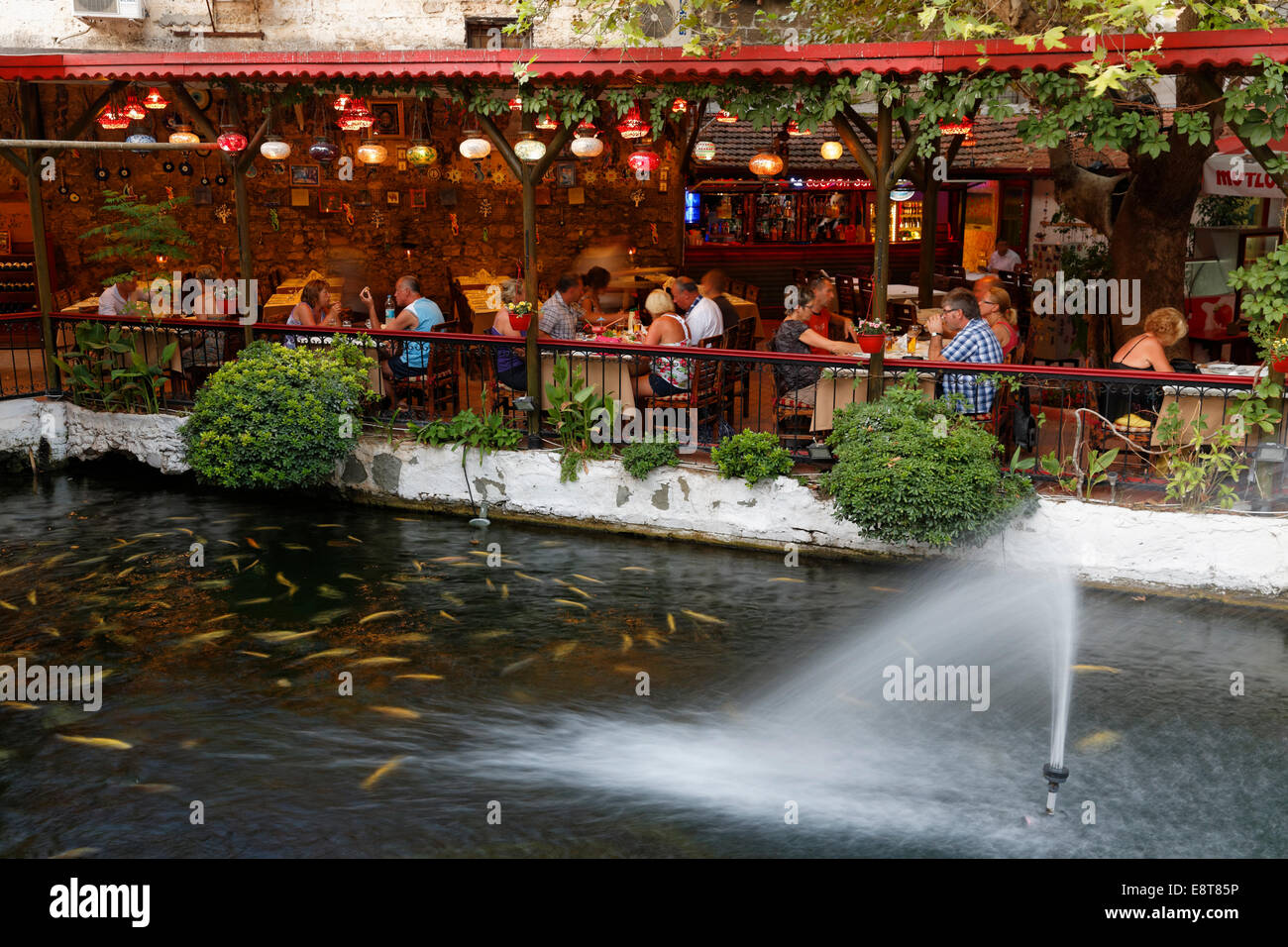 Restaurant und Goldfisch-Teich in der alten Stadt, Fethiye, Muğla Provinz, Ägäis, Türkei Stockfoto