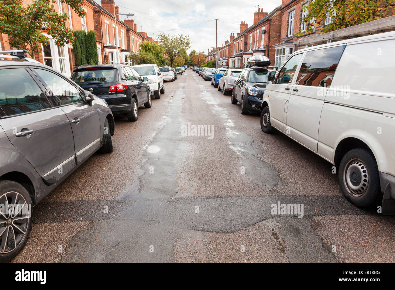 Parkplätze an der Straße in einem Wohngebiet, West Bridgford, Nottinghamshire, England, UK Stockfoto