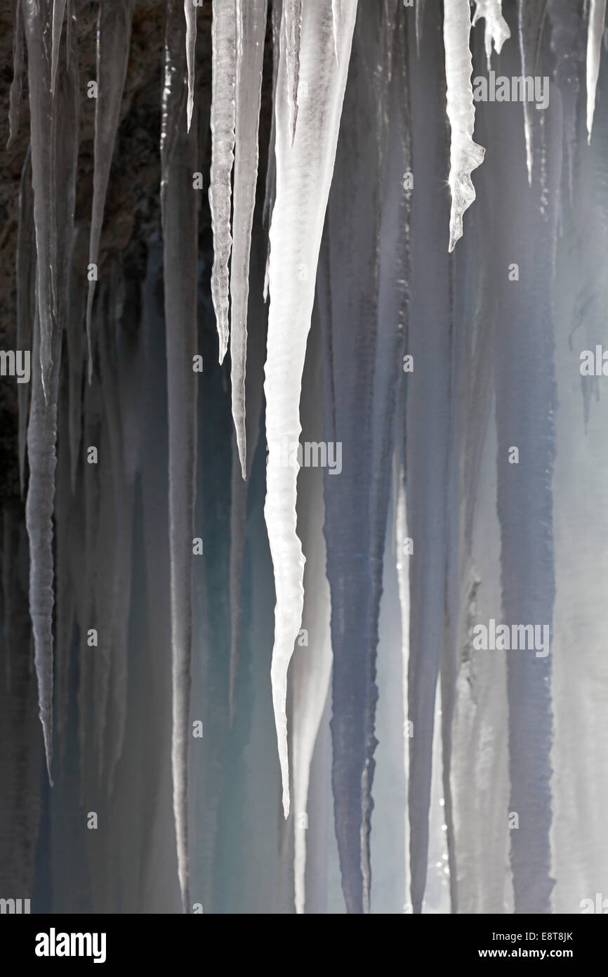 Eiszapfen im Sonnenlicht, Schweiz Stockfoto