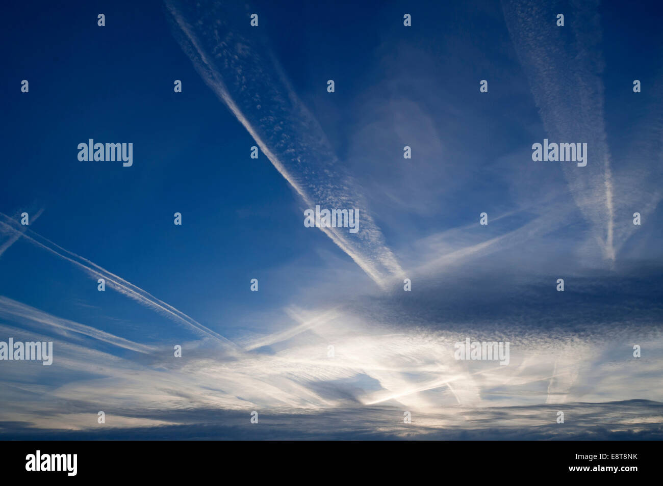 Kleine flaumige Wolken, Cirrocumulus Wolken und mittelhohen Stratuswolken, Altostratus, mit Kondensstreifen Stockfoto