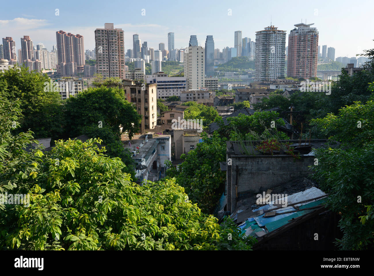 Alte und neue Wolkenkratzer, Chongqing, China Stockfoto