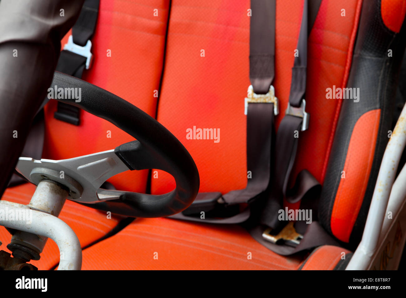 Eine aus Straße rot rostig Buggie auf eine Kartbahn geparkt. Sitz-detail Stockfoto