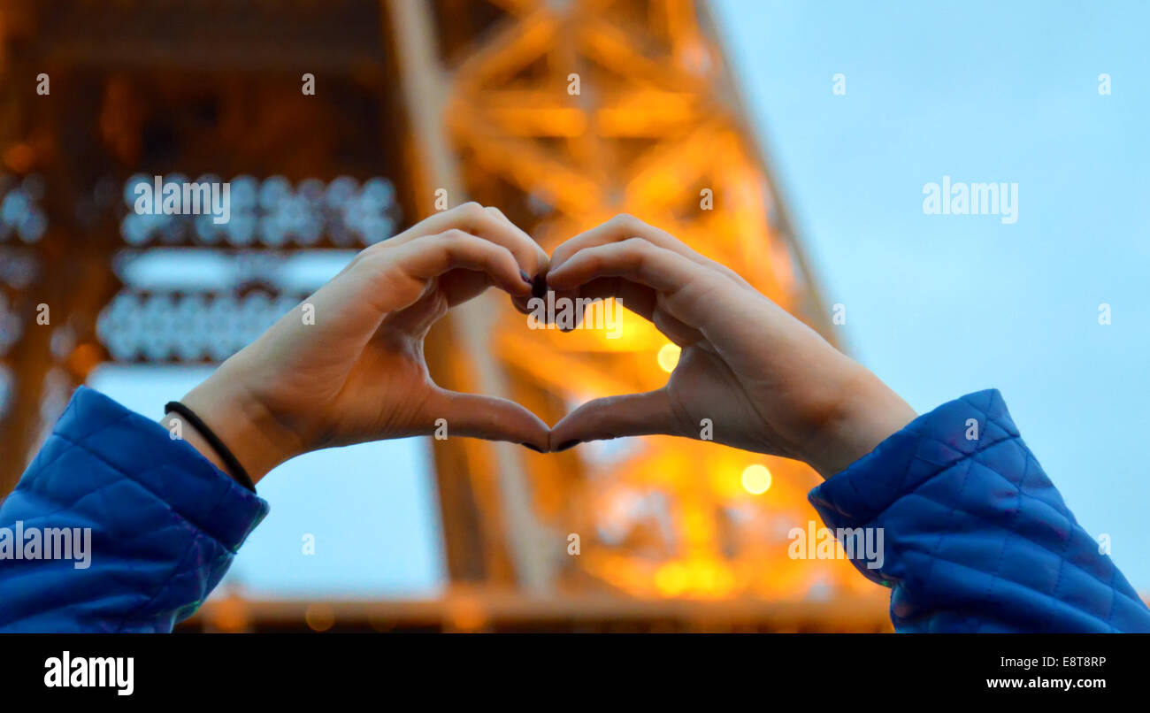 Hände, die Bildung von Herzen am Eiffelturm in Paris Stockfoto