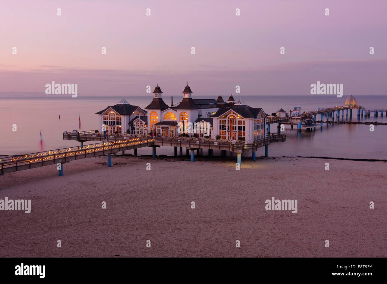 Beleuchteten Pier am Abend, Sellin, Rügen, Mecklenburg-Vorpommern, Deutschland Stockfoto