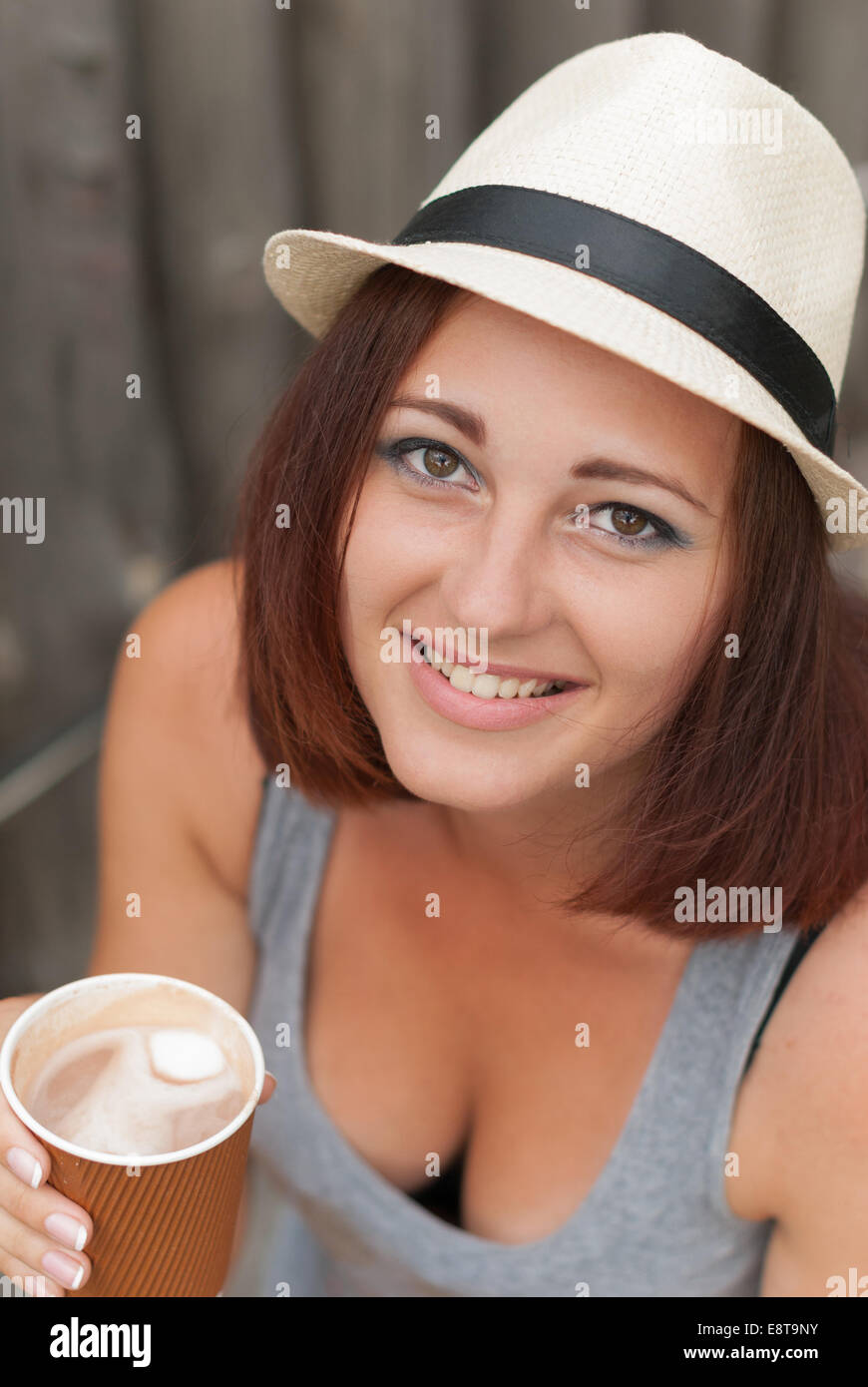 Schöne Mädchen mit Kaffee in der Hand auf der Straße Stockfoto