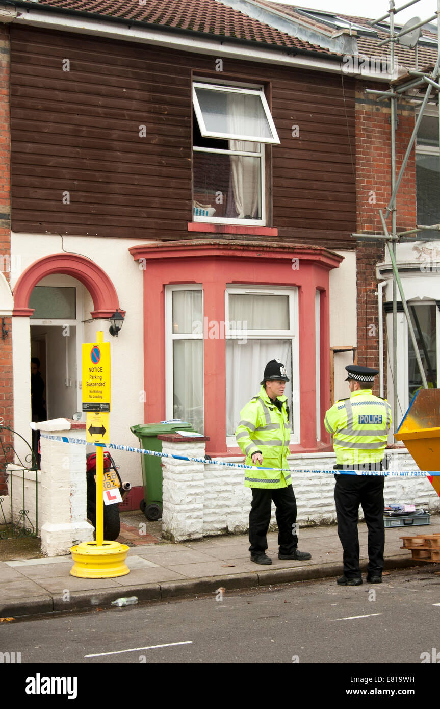 Portsmouth, UK. 14. Oktober 2014. Polizei stehen vor einem Reihenhaus in Hudson Road, Southsea, Portsmouth, Hampshire, nachdem sechs Personen wegen des Verdachts der Terrorismus Straftaten, 14. Oktober 2014 verhaftet wurden. Bildnachweis: Rob Wilkinson/Alamy Live-Nachrichten Stockfoto