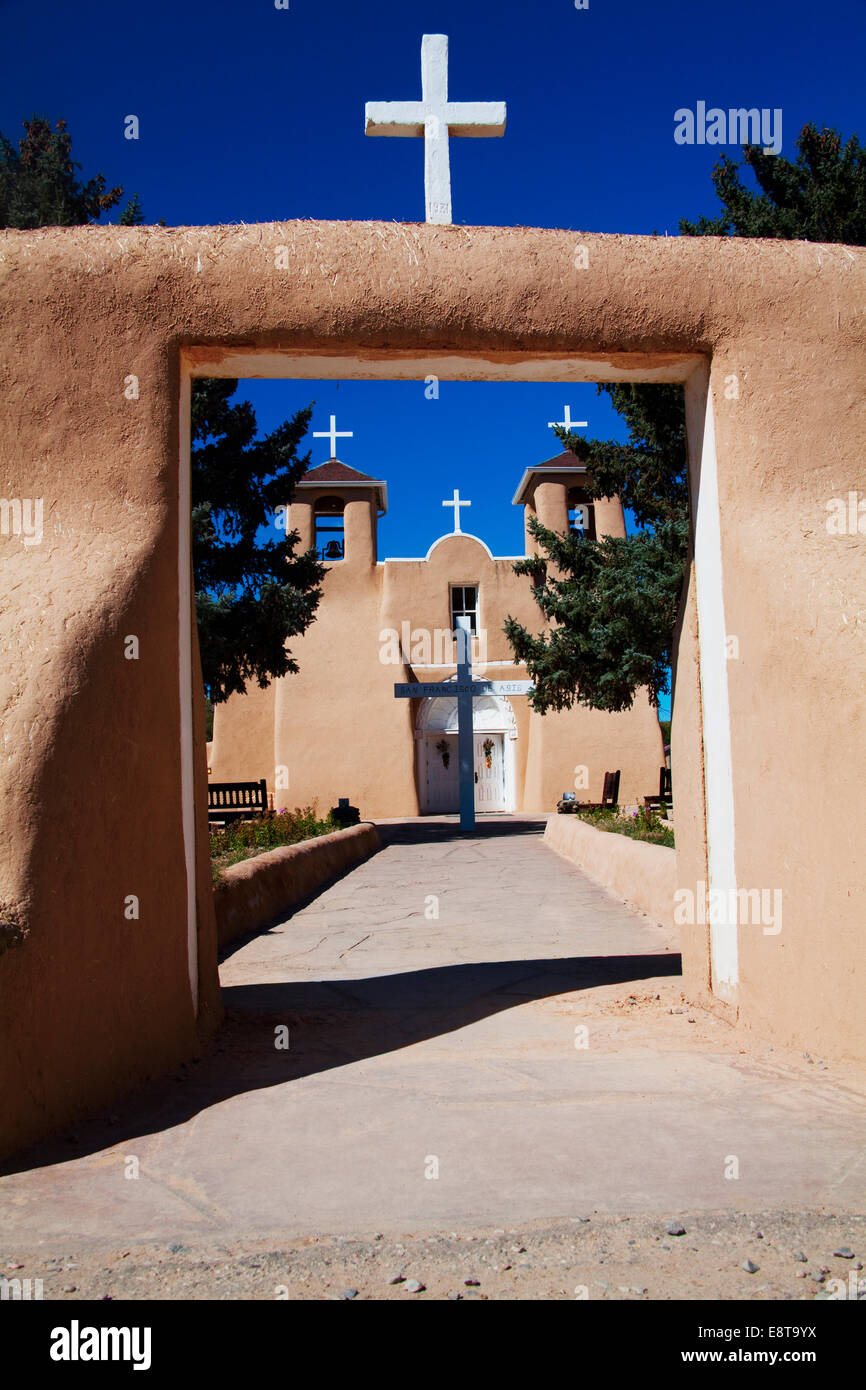 Kreuze und Eingang des Adobe Kirche, Ranchos de Taos, New Mexico, Vereinigte Staaten Stockfoto