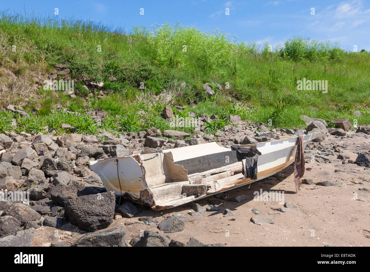 Zerstörten Boot bleibt am Strand Stockfoto