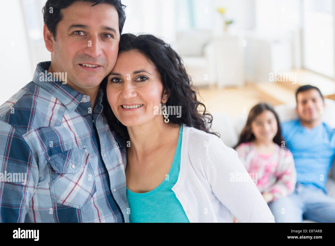 Hispanische Familie lächelnd zusammen Stockfoto