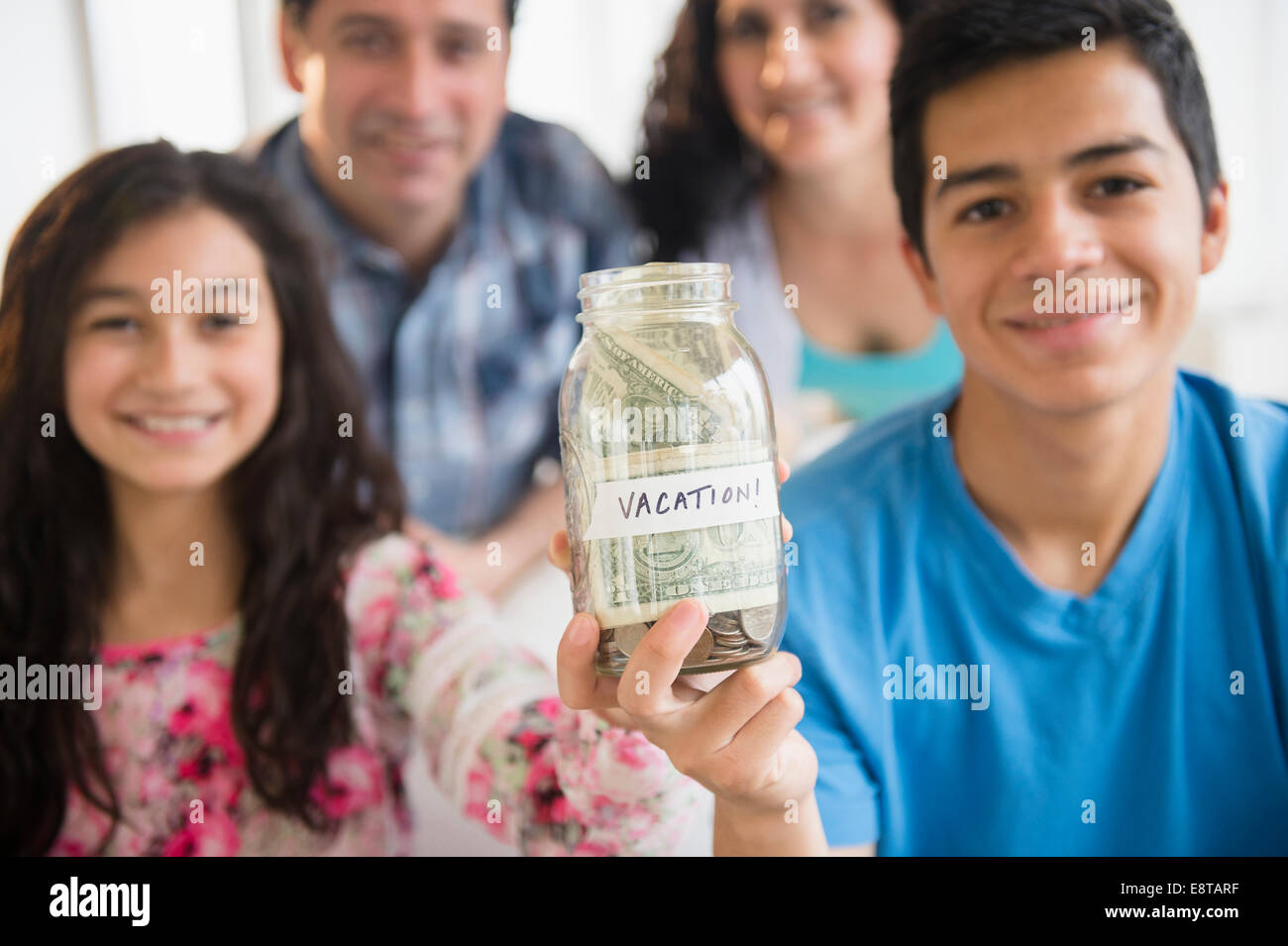 Hispanische Familienholding vollen Urlaub Einsparungen jar Stockfoto