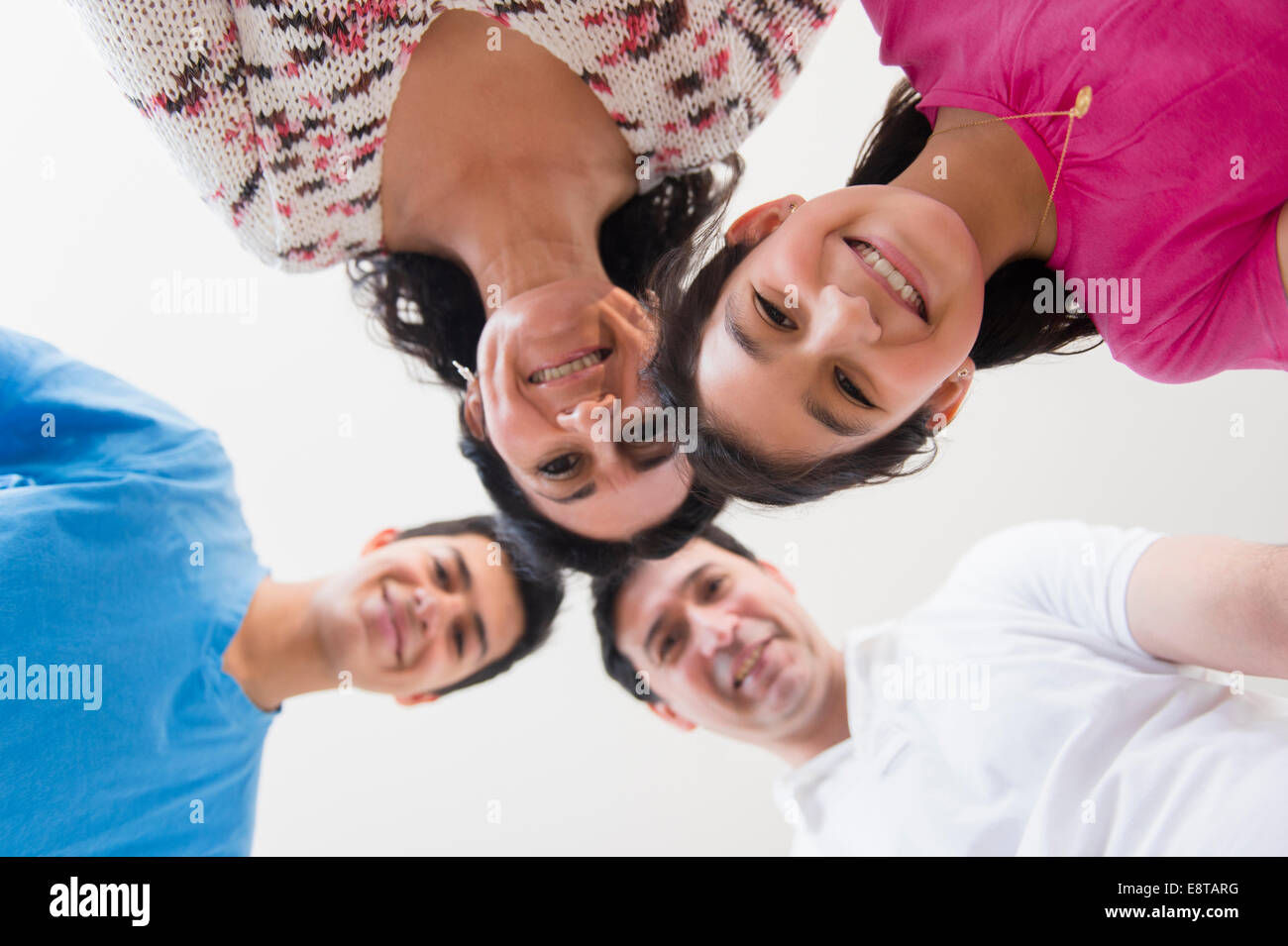 Niedrigen Winkel Ansicht der hispanischen Familie lächelnd Stockfoto