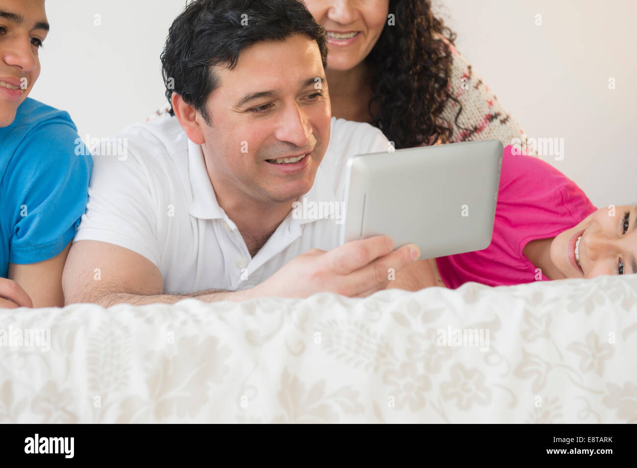 Hispanische Familie digital-Tablette zusammen mit Stockfoto
