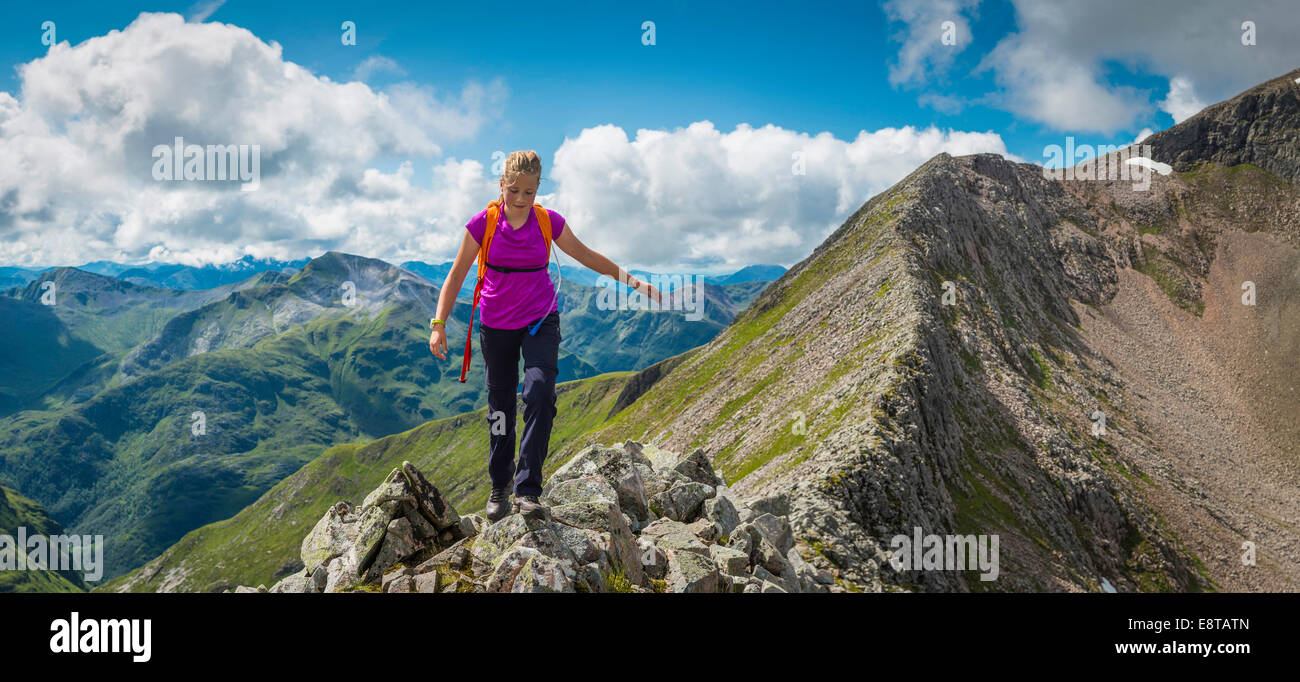 Kaukasische Mädchen auf felsigen Berg Wandern Stockfoto