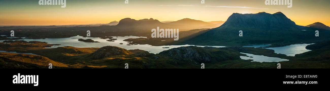 Panoramablick auf abgelegenen Bergen und Seen, Ullapool, Schottland, Vereinigtes Königreich Stockfoto