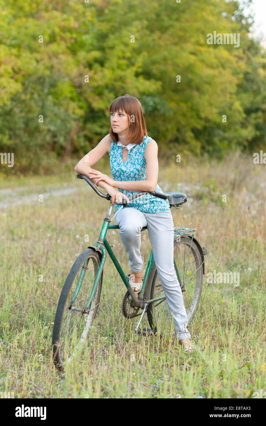Schönes Mädchen mit einem alten Fahrrad. Stockfoto