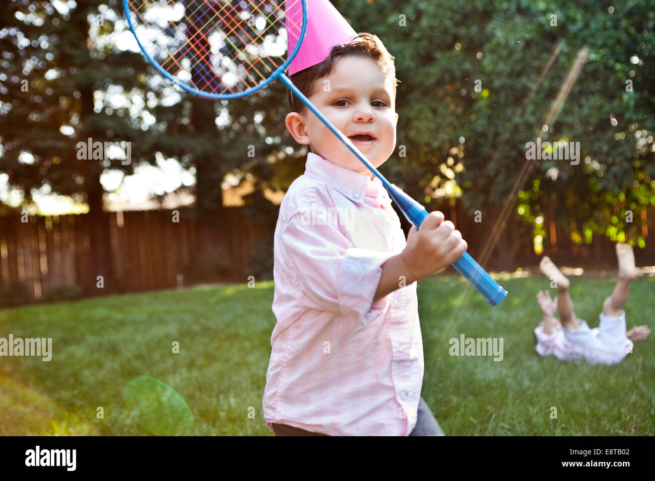 Kaukasische Kinder spielen Badminton im Hinterhof Stockfoto