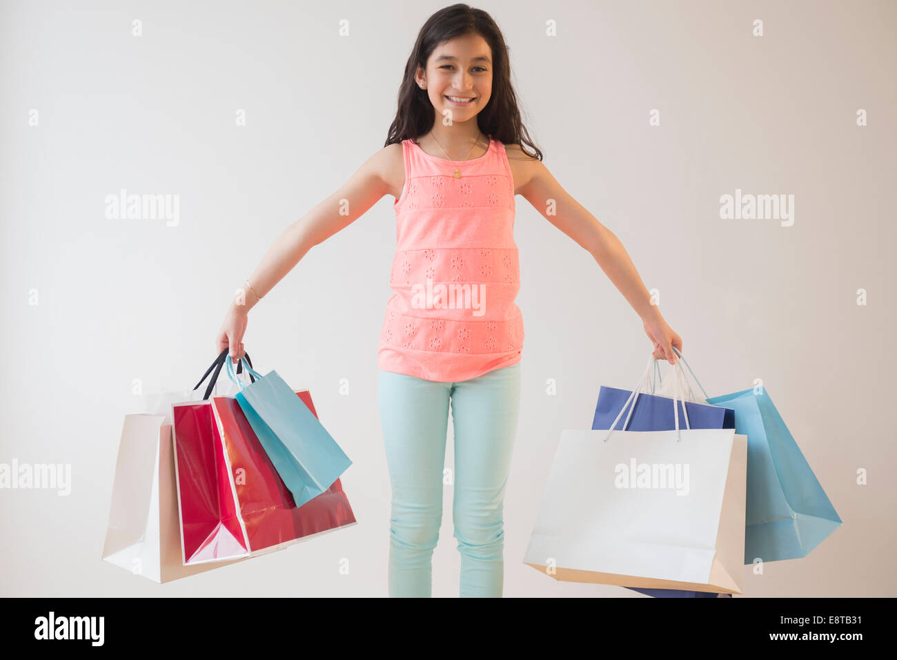 Hispanischen Mädchen Holding Shopping bags Stockfoto