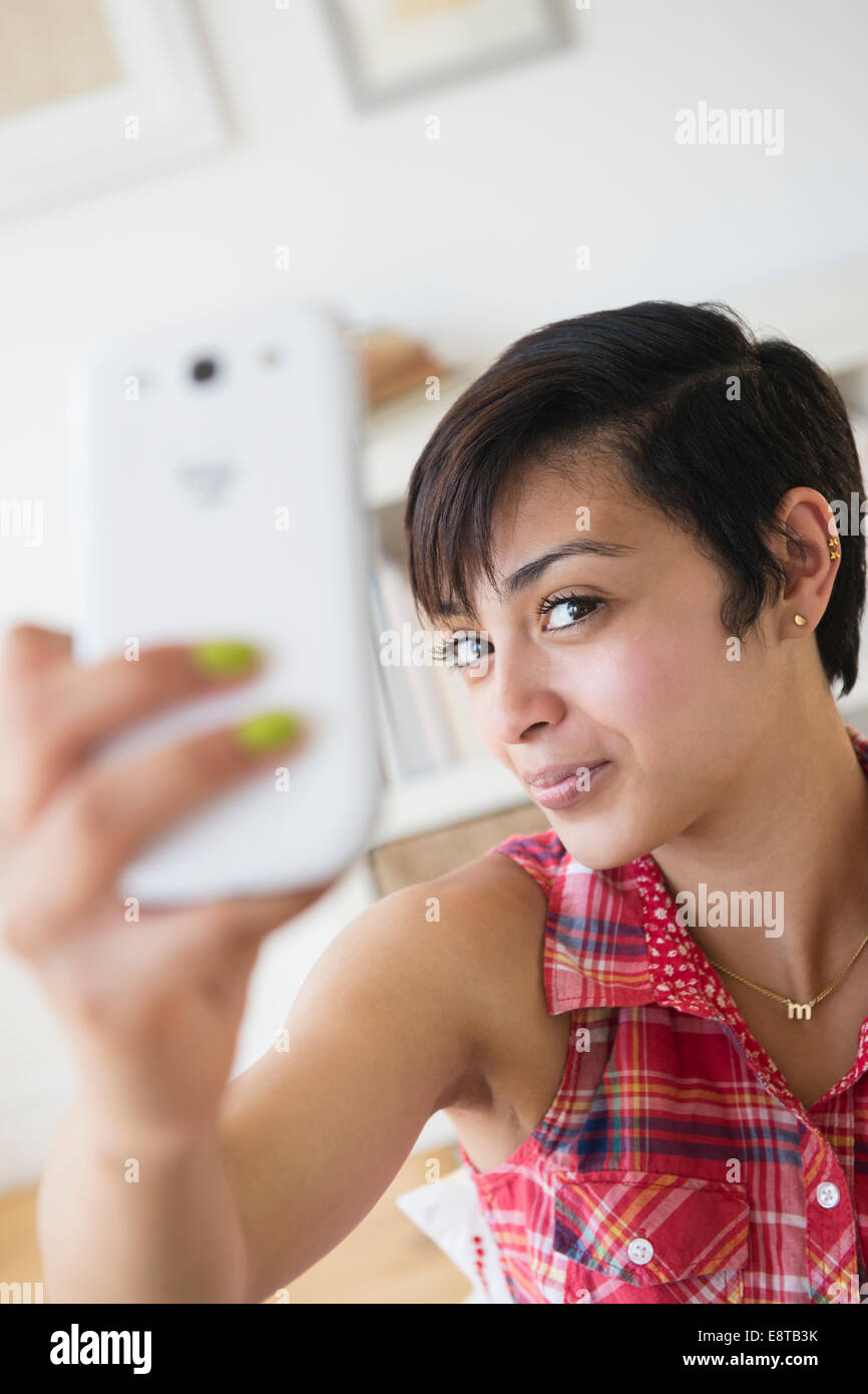 Gemischte Rassen Frau nehmen Selfie mit Handy Stockfoto