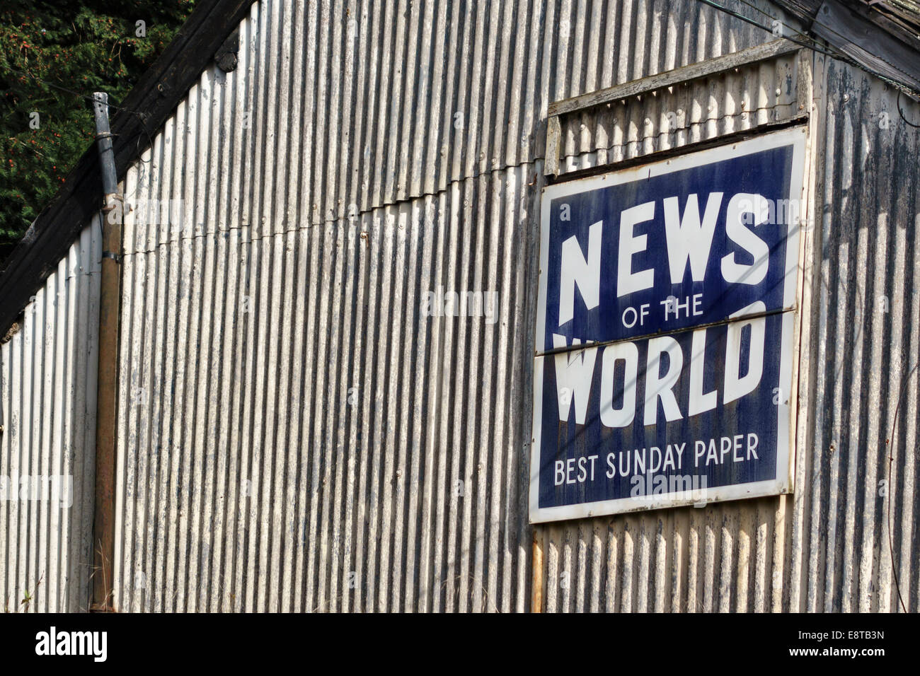 Knighton, Powys, Wales, Großbritannien. Ein altes emailliertes Schild mit der Werbung „News of the World“, die berühmte Sonntagszeitung, schloss 2011 Stockfoto