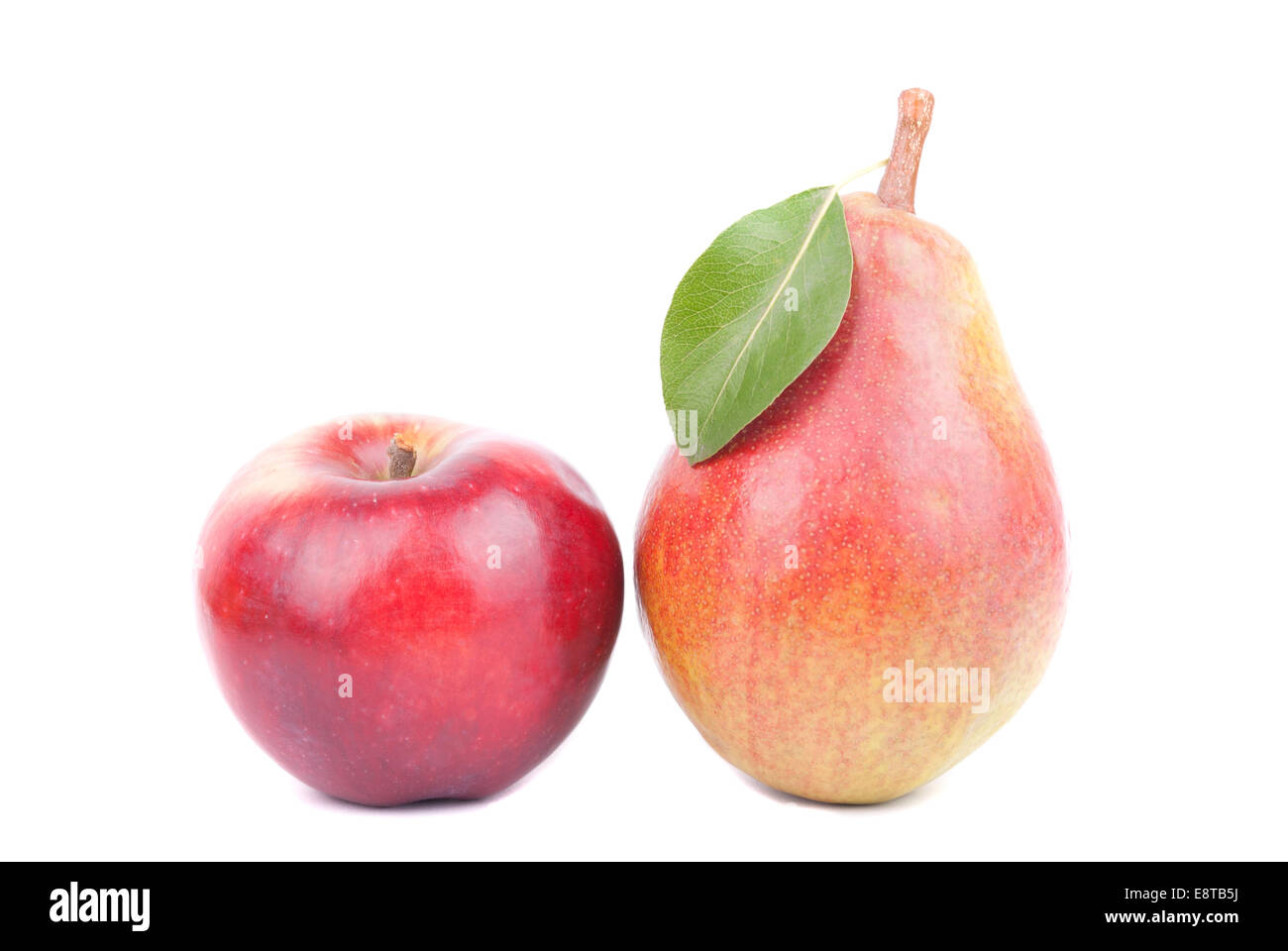 Apfel und Birne auf einem weißen Hintergrund. Stockfoto