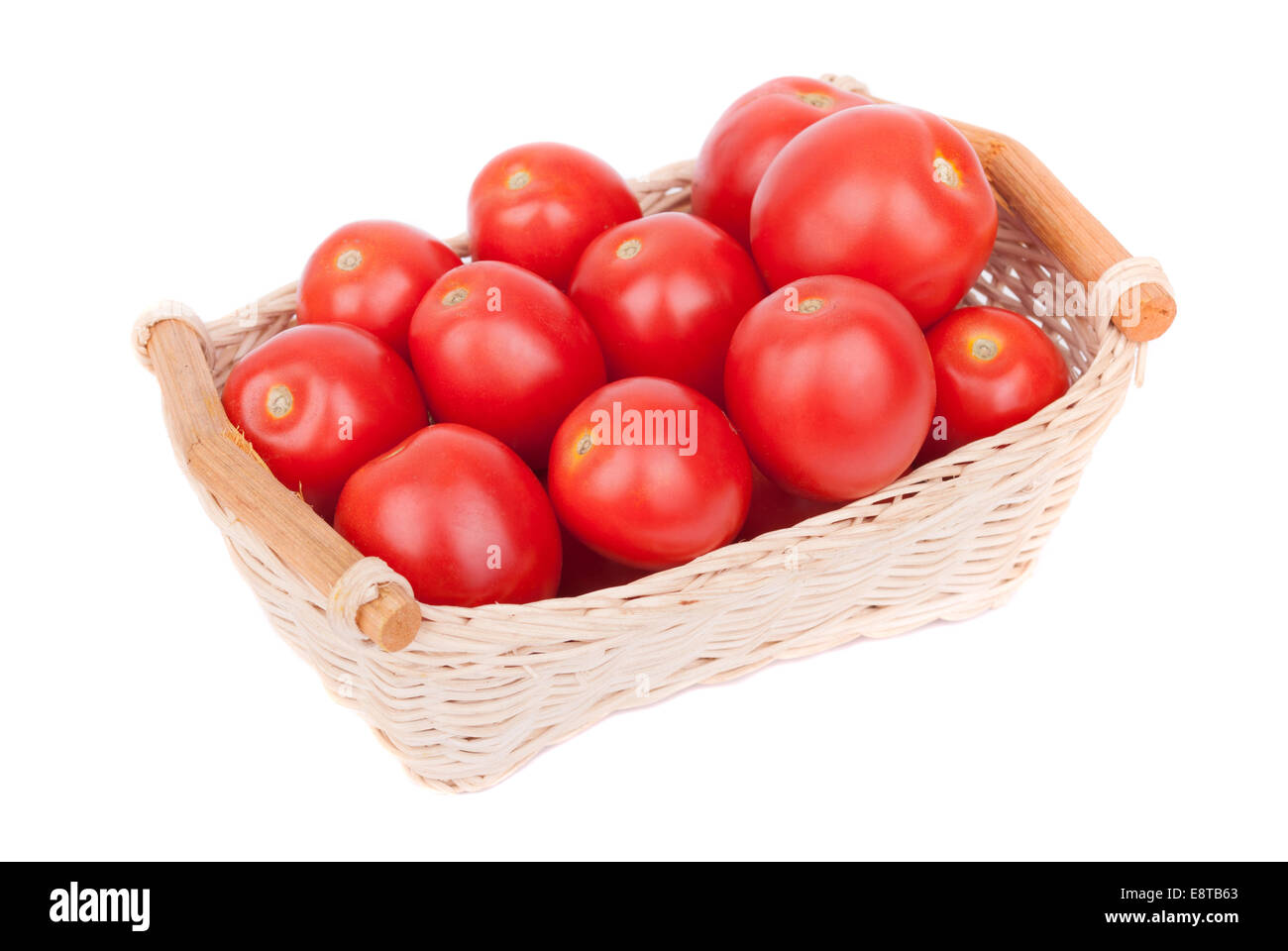 Rote Tomaten in einem Korb. Stockfoto