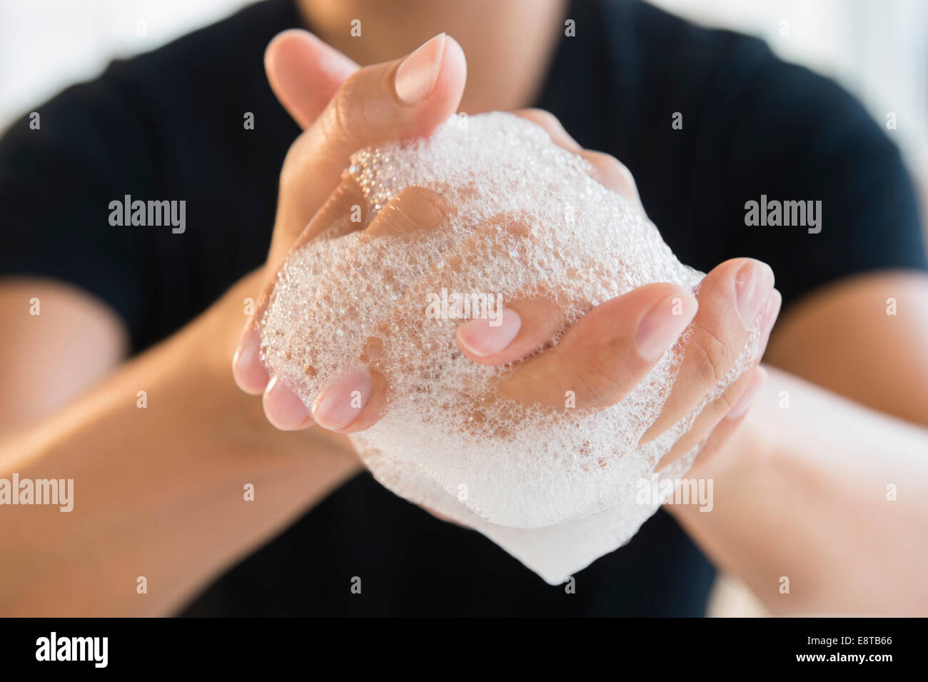 Nahaufnahme von Mischlinge Mann seine Hände waschen Stockfoto