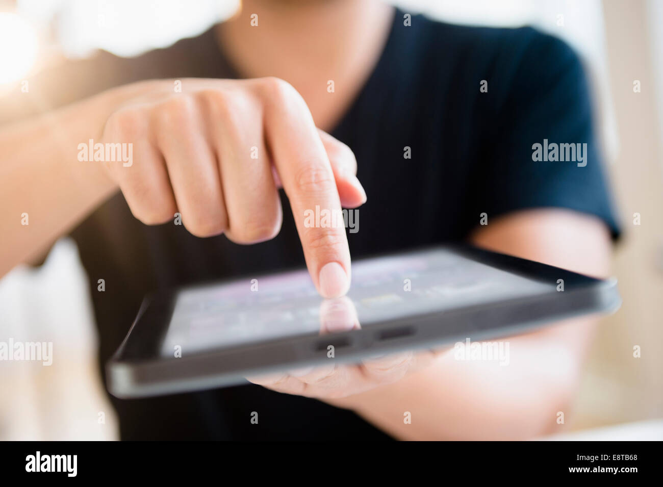 Nahaufnahme von Mischlinge Mann mit digital-Tablette Stockfoto