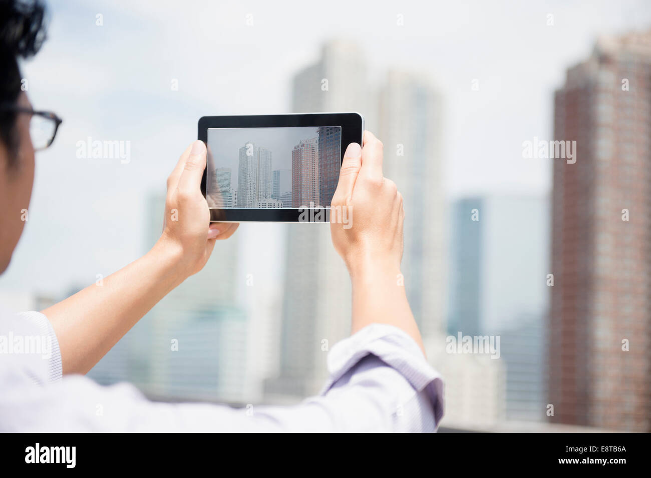 Nahaufnahme von Mischlinge Mann Fotografieren Skyline der Stadt mit digital-Tablette Stockfoto