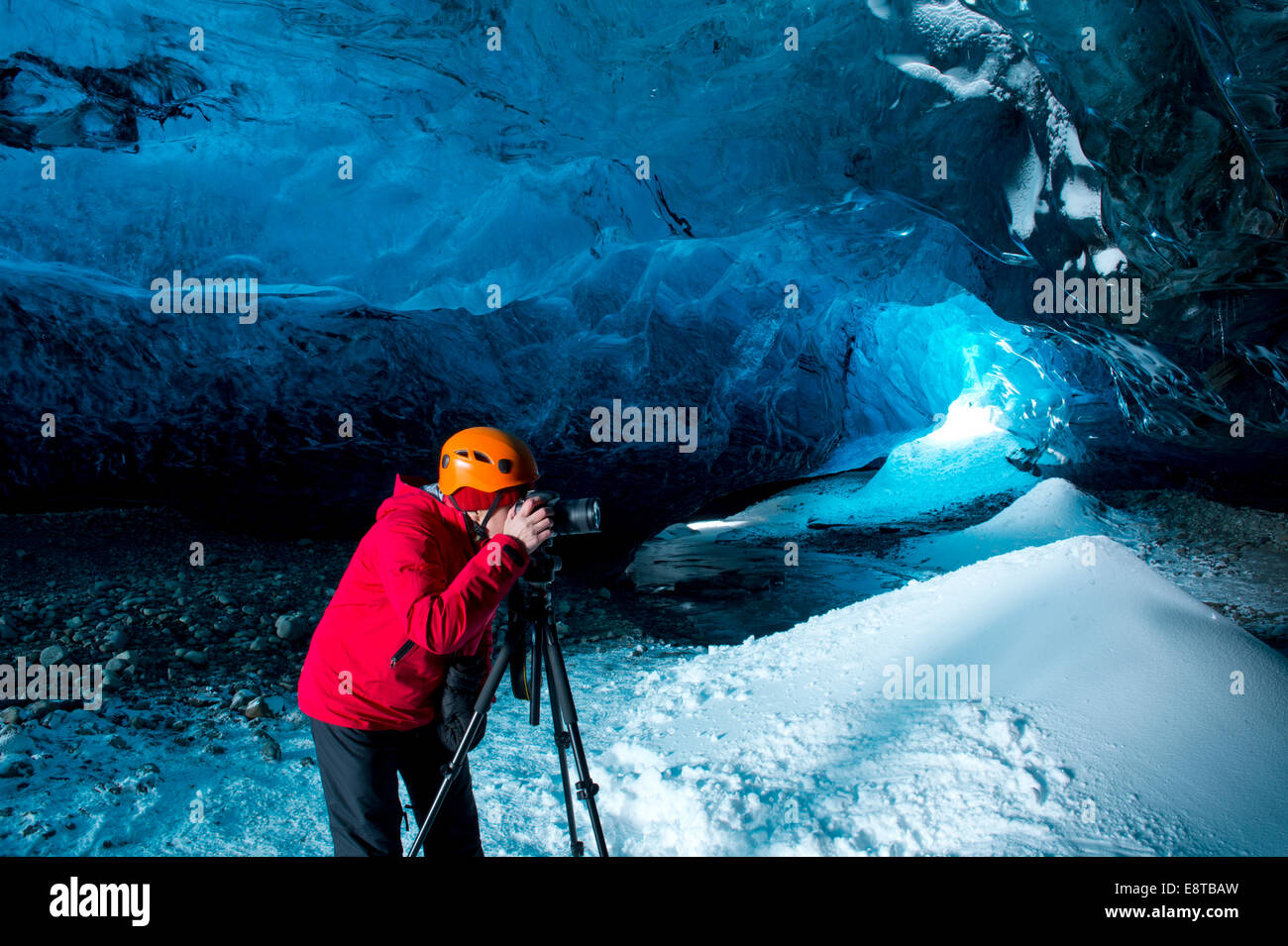 Fotografen nehmen Foto in Eishöhle Stockfoto