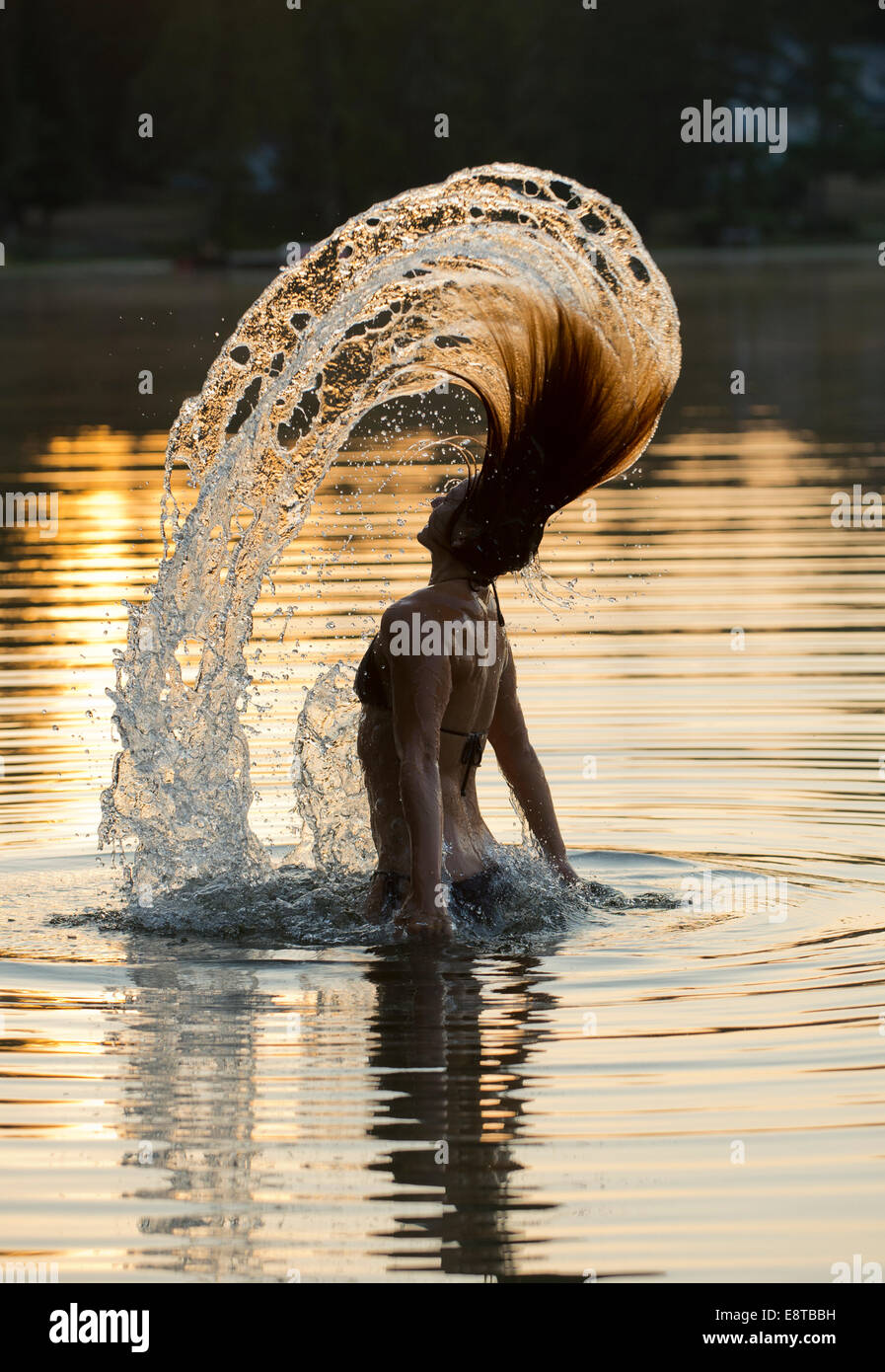 Koreanerin, die Haare im See spiegeln Stockfoto