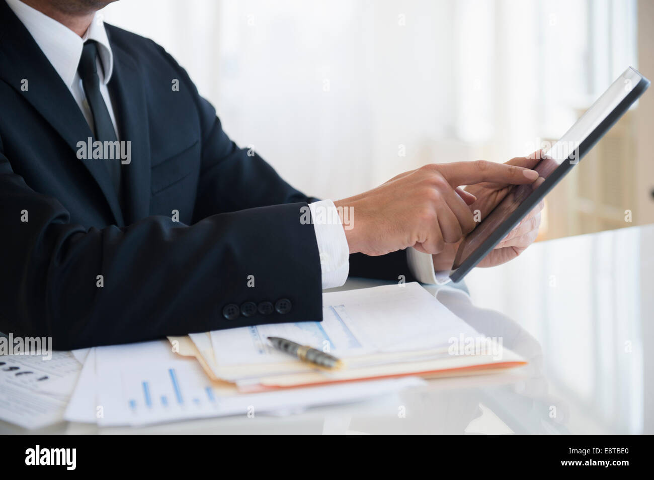 Nahaufnahme von Mischlinge Geschäftsmann mit digital-Tablette am Schreibtisch Stockfoto