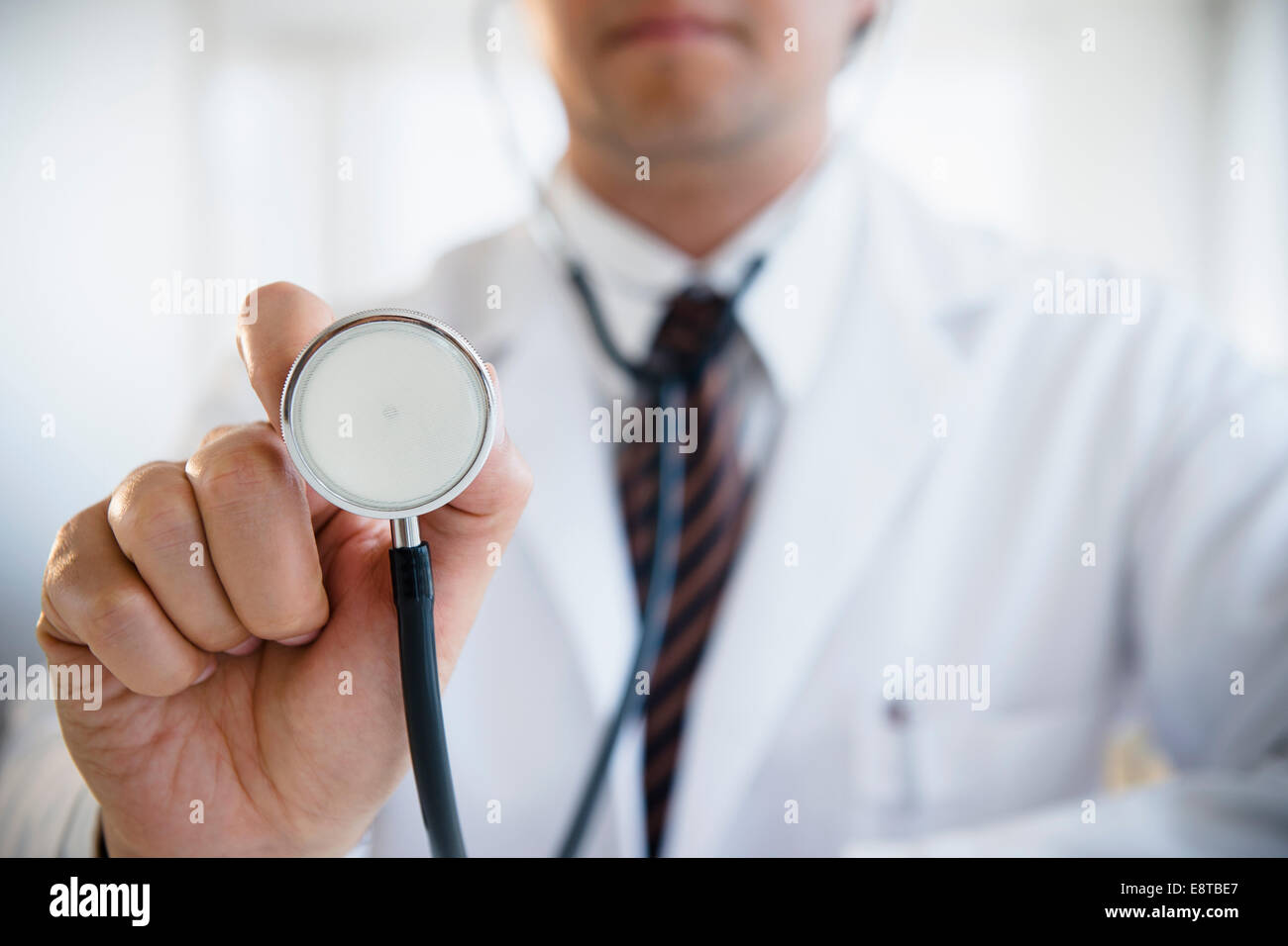 Nahaufnahme von Mischlinge Arzt mit Stethoskop Stockfoto