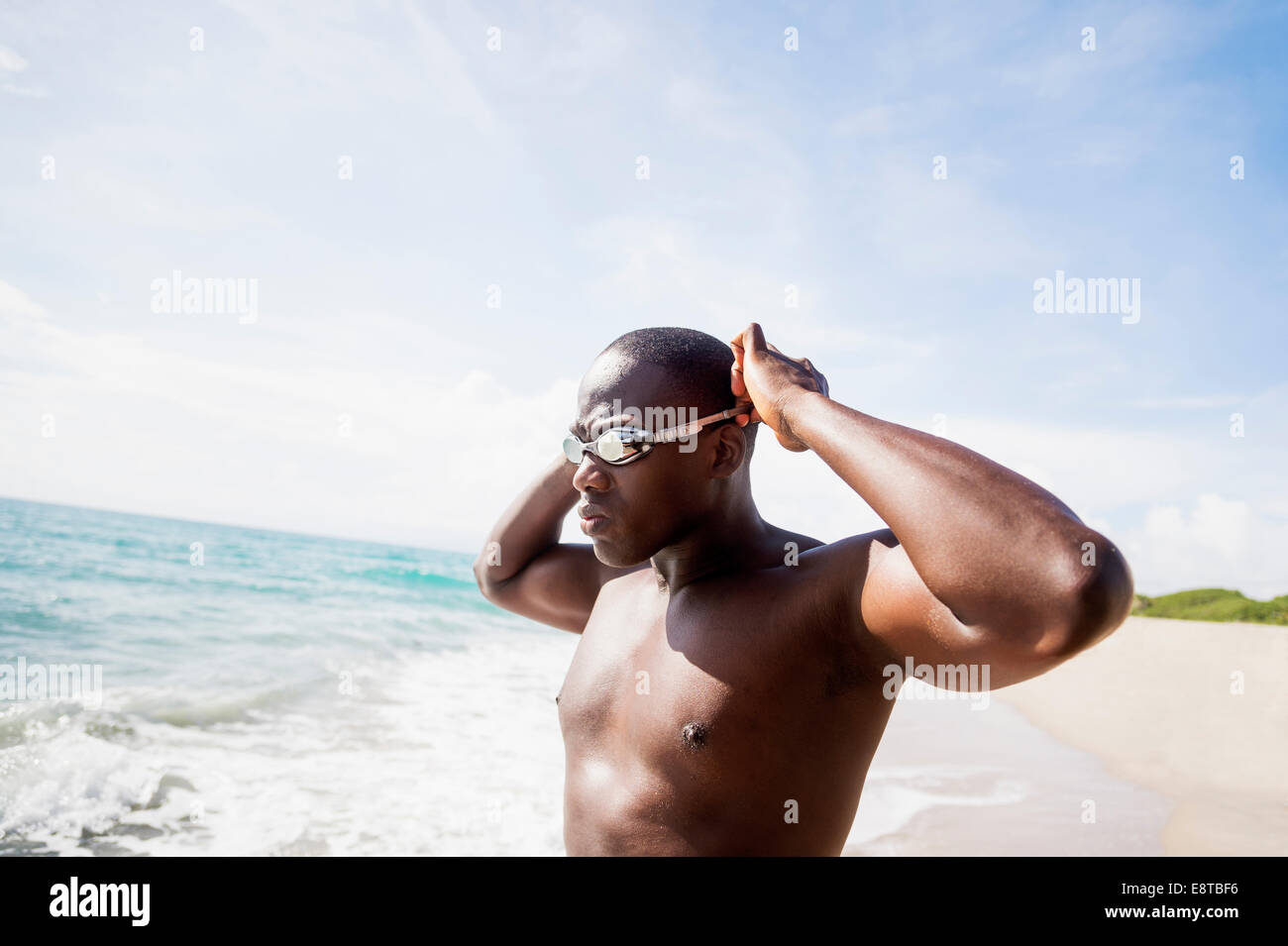 Gemischte Rassen Schwimmer Schutzbrille am Strand anziehen Stockfoto