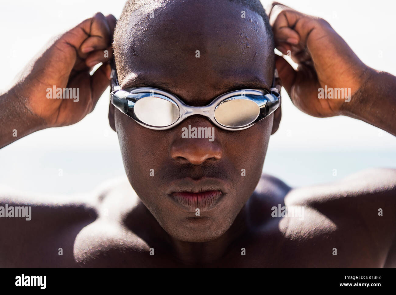 Gemischte Rassen Schwimmer Schutzbrille aufsetzen Stockfoto
