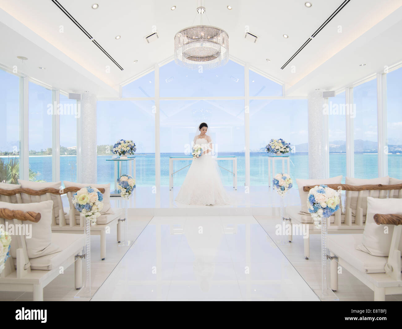 Mischlinge, asiatische / American Braut im weißen Hochzeitskleid in einem am Strand Kapelle für eine Hochzeit, Okinawa, Japan Stockfoto