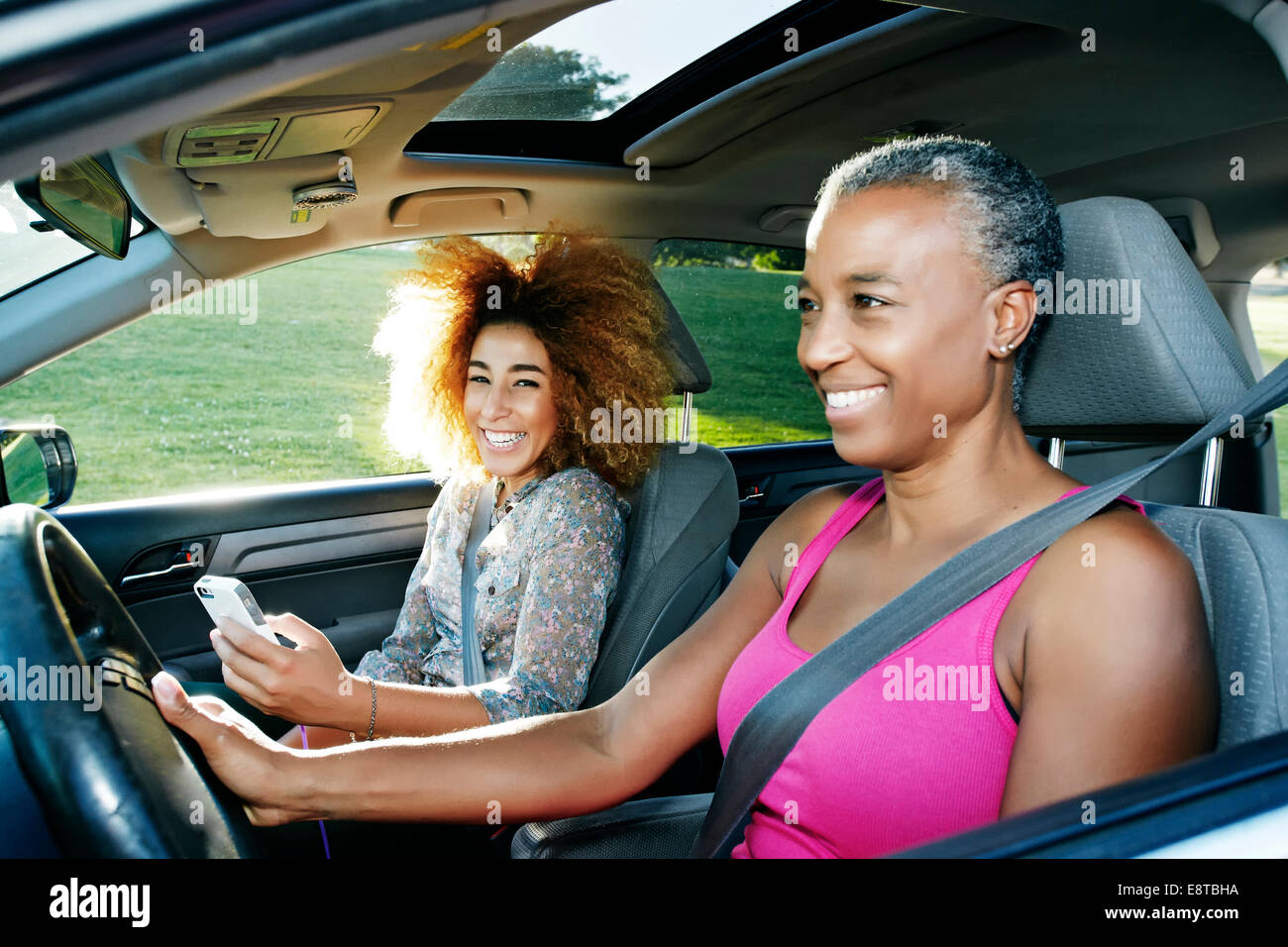 Mutter und Tochter Auto fahren Stockfoto