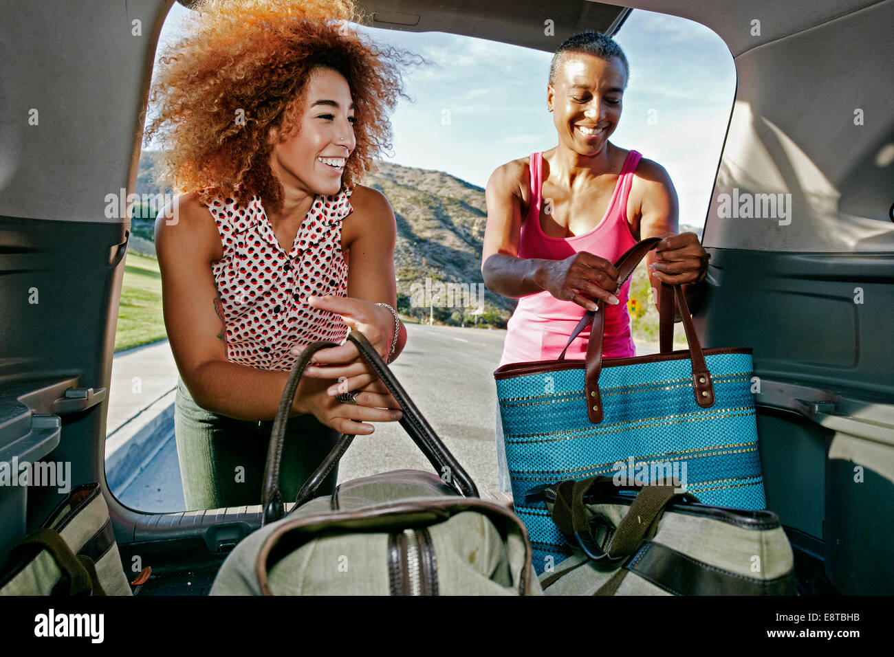 Mutter und Tochter entladen Taschen aus dem Auto Stockfotografie - Alamy