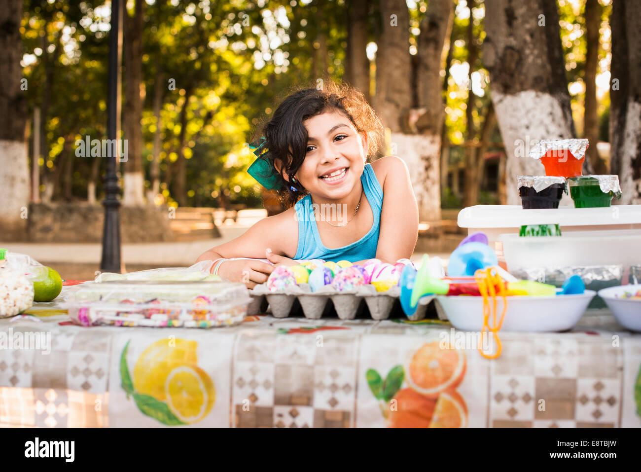 Hispanischen Mädchen lächelnd mit Ostereiern Stockfoto