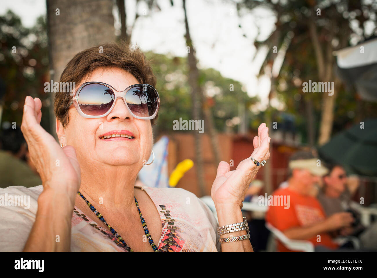 Ältere Frau klatschte im freien Stockfoto