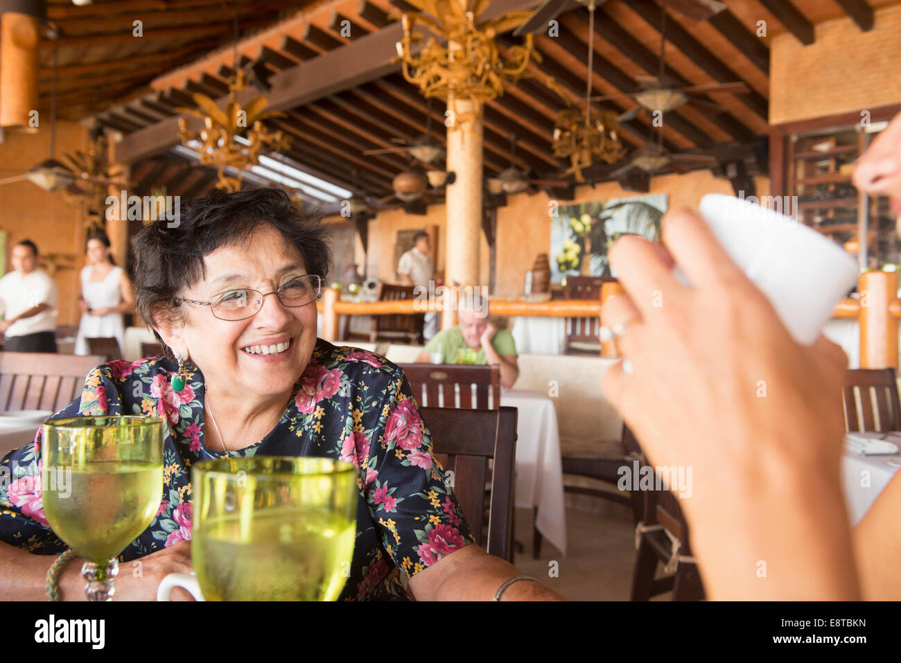 Ältere Frau lachend in restaurant Stockfoto
